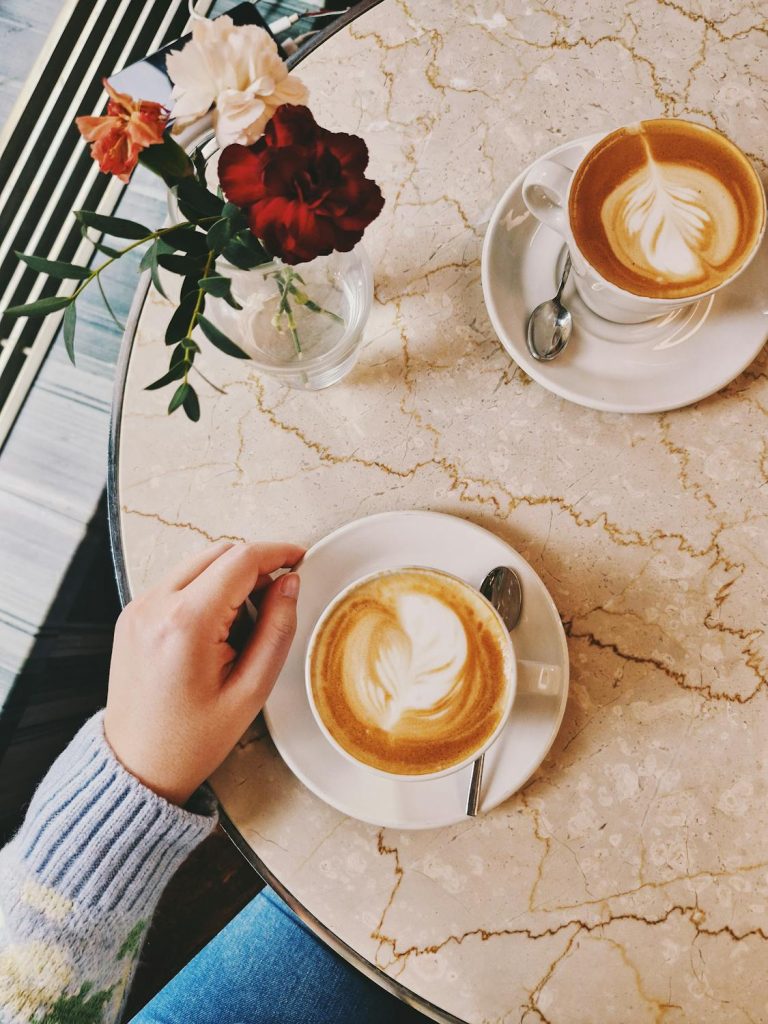 free-photo-of-moment-de-cafe-convivial-dans-un-cafe-de-prague
